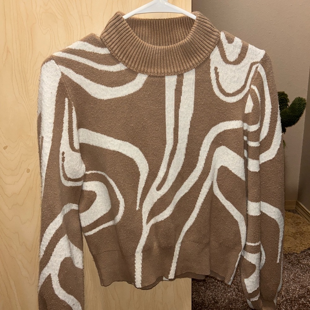 Tan/ beige thick sweater. Size small, it’s only been worn a handful of times.